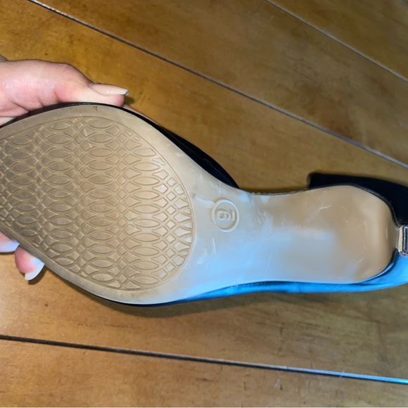 Simple black pointed toe pumps with gold detail. - Picture 5 of 6